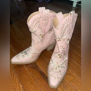 💓🤠Corral Pink Floral Western cowboy Boots size 10. 
👢worn once
💛🌸 embroidered